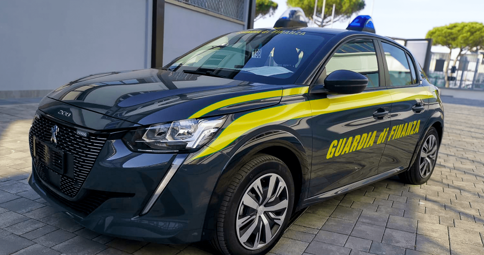 peugeot 208 guardia di finanza